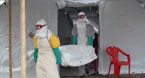 Operatori Croce Rossa portano via una vittima di Ebola 