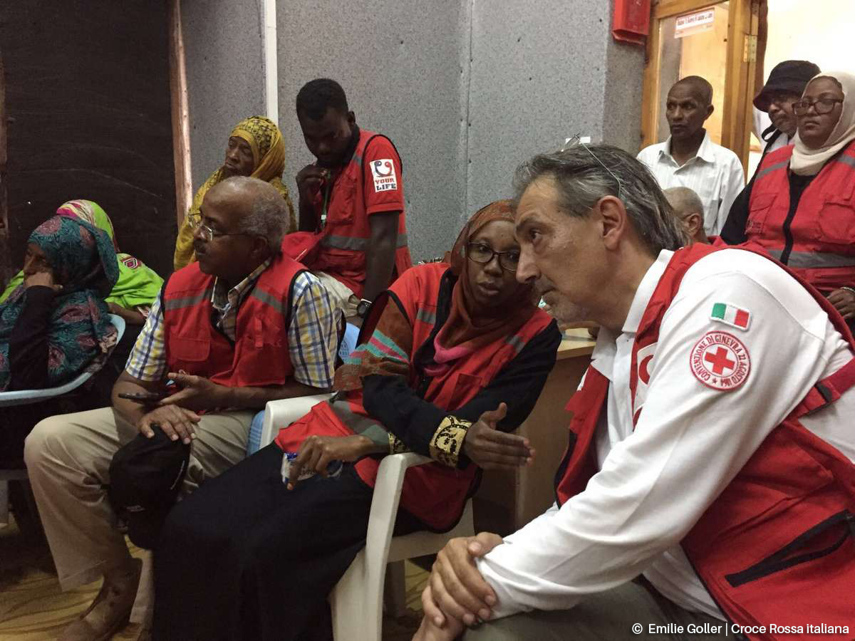 Rocca, insieme con il Segretario Generale della Croce Rossa kenyota, dr. Abbas Gullet, nel suo primo giorno di missione si è recato a Lamu, nella regione costiera del paese, per visitare il cantiere del centro di recupero per persone tossicodipendenti, in costruzione grazie al sostegno della Croce Rossa Italiana