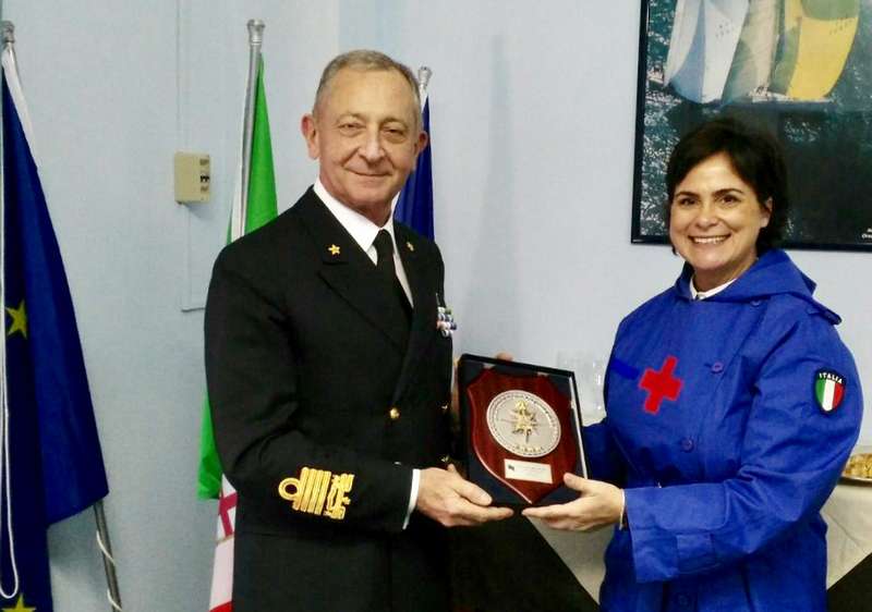 Il Capo di Stato Maggiore della Marina Militare l’Ammiraglio Valter Girardelli, e l'Ispettrice Regionale delle Infermiere Volontarie della Croce Rossa Sicilia Sorella Anna di Marzo