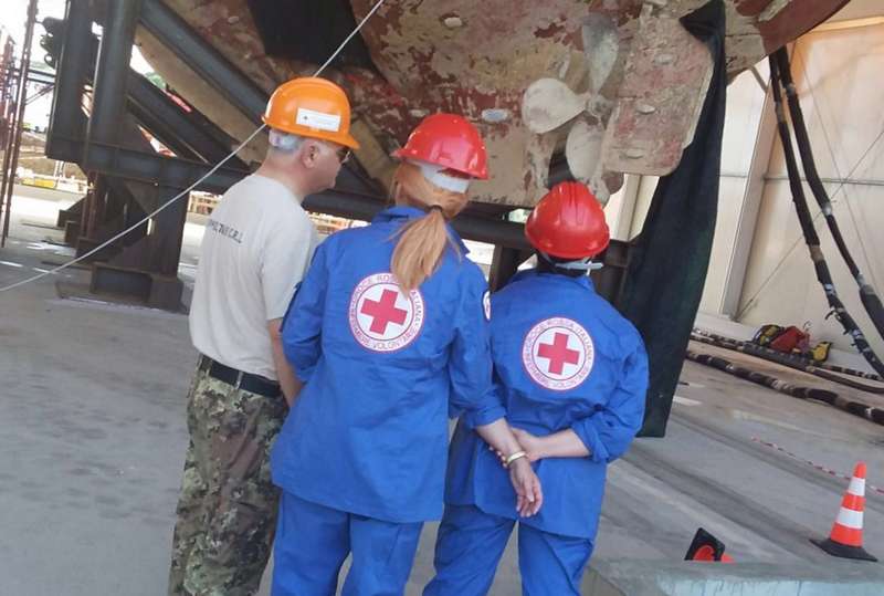 Le Infermiere Volontarie della Croce Rossa nel cantiere di lavoro impegnato nelle operazioni di recupero del relitto naufragato il 18 aprile 2015 