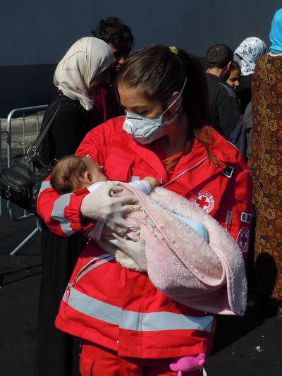 Una volontaria CRI con un neonato 