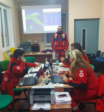 Volontari Croce Rossa impegnati nella sala operativa a rispondere alle richieste di intervento per l'emergenza neve 2017