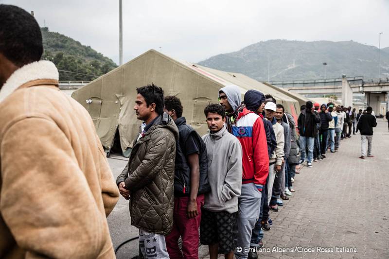 Campo Roya di Ventimiglia: migranti in fila