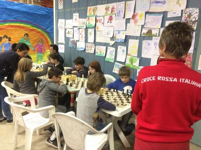 Le attività dei volontari Croce Rossa per i bambini delle zone colpite dal terremoto Centro Italia: qui giocano a scacchi