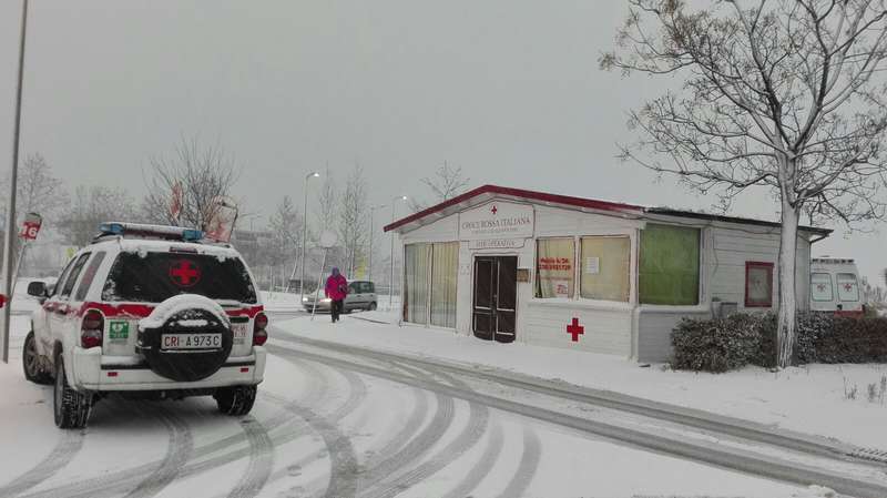 Freddo e gelo: in attesa di un miglioramento, la Croce Rossa Italiana continua ad aiutare la popolazione.