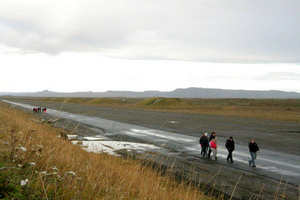 Una scena del gioco di ruolo in cui i partecipanti si dirigono verso il confine