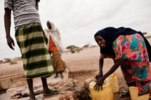 Donne africane riempiono taniche d'acqua