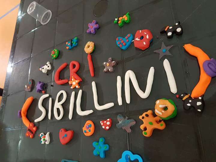 La scritta "CRI Sibillini" realizzata dai bambini con la plastilina