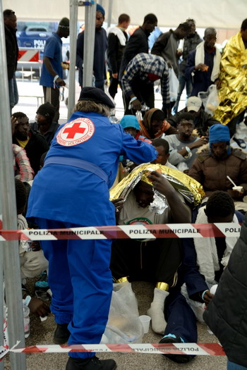 Infermiera Volontaria Croce Rossa aiuta migranti sbarcati a Taranto 