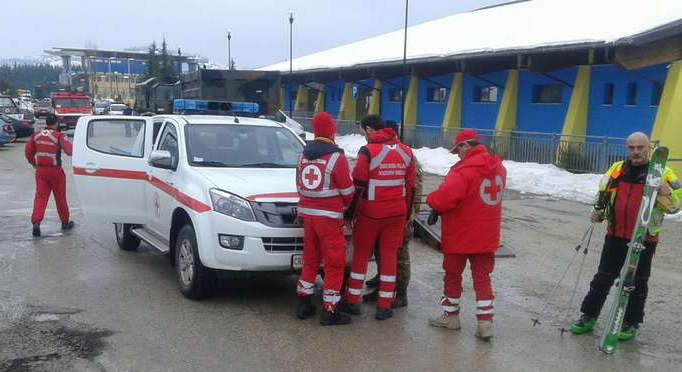 Volontari e operatori della Croce Rossa Molise nel centro coordinamento soccorsi di Penne