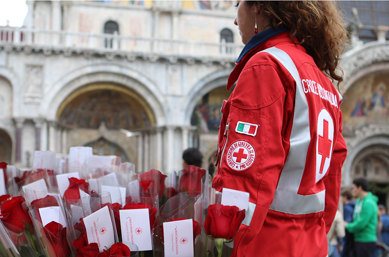 i volontari del Comitato CRI di Venezia sono impegnati per diversi giorni, in tutto il territorio, ad organizzare i chioschi e gli stand nei quali i fiori vengono offerti in cambio di un contributo.