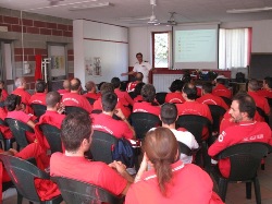 Volontari di Croce Rossa durante una lezione
