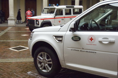 Una vettura Land Rover impiegata per il progetto "Le strade della Solidarietà"