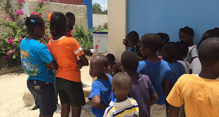 Uragano Matthew ad Haiti: campagna di sensibilizzazione della Croce Rossa nelle scuole per la prevenzione del colera