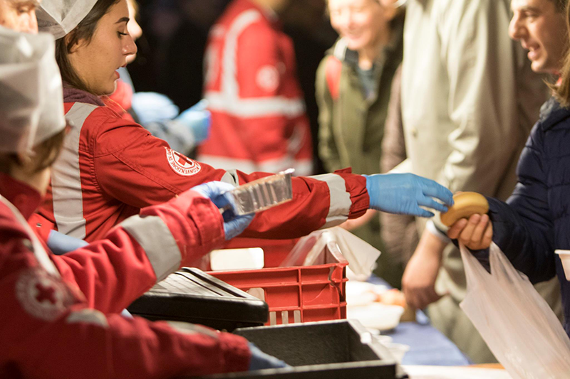 Notte dei senza dimora: a Milano volontari CRI distribuiscono pasti